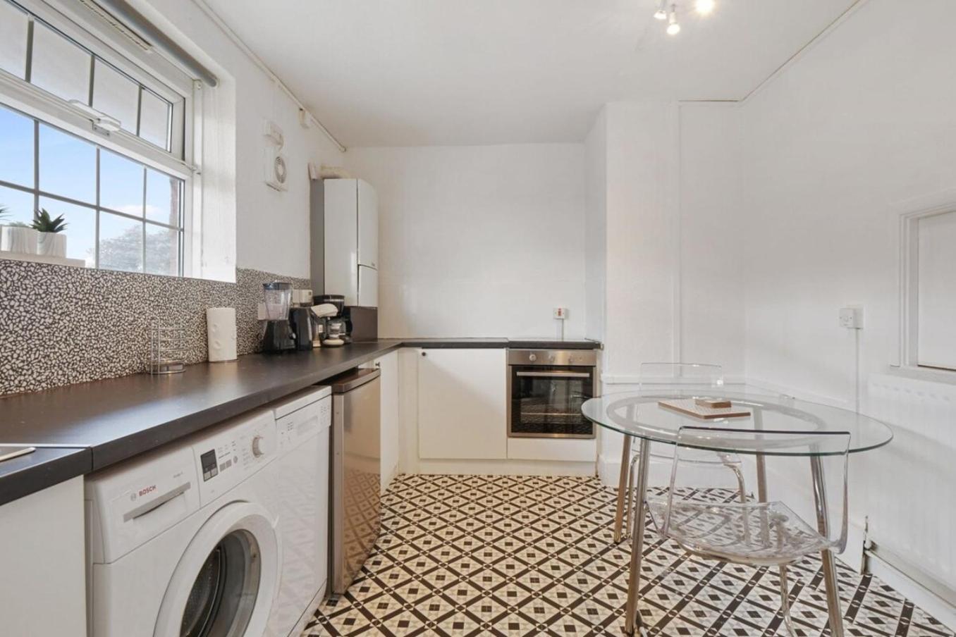 The Serene 2-Bedroom Flat W Free Street Parking Sutton  Exterior foto
