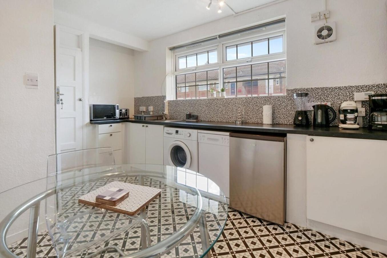 The Serene 2-Bedroom Flat W Free Street Parking Sutton  Exterior foto